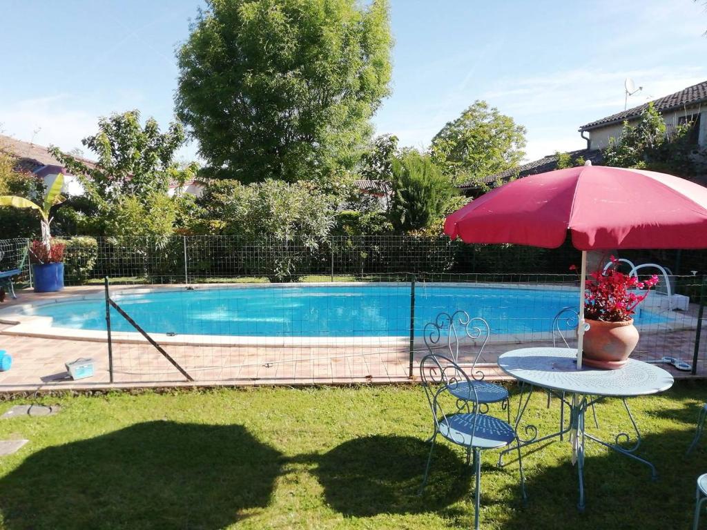 Maison à Sauvagnas avec piscine - Clévacances 3 clés - Casa De Una Habitación