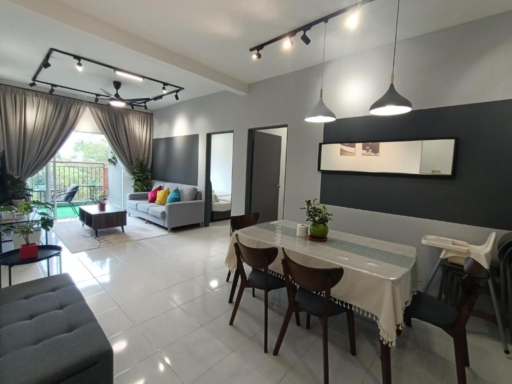 eine Küche und ein Wohnzimmer mit Tisch und Stühlen in der Unterkunft Dream 6 Emerald avenue in Cameron Highlands