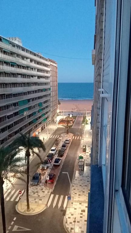 Blick auf einen Strand, ein Gebäude und eine Straße in der Unterkunft Ca Maruja in Cullera