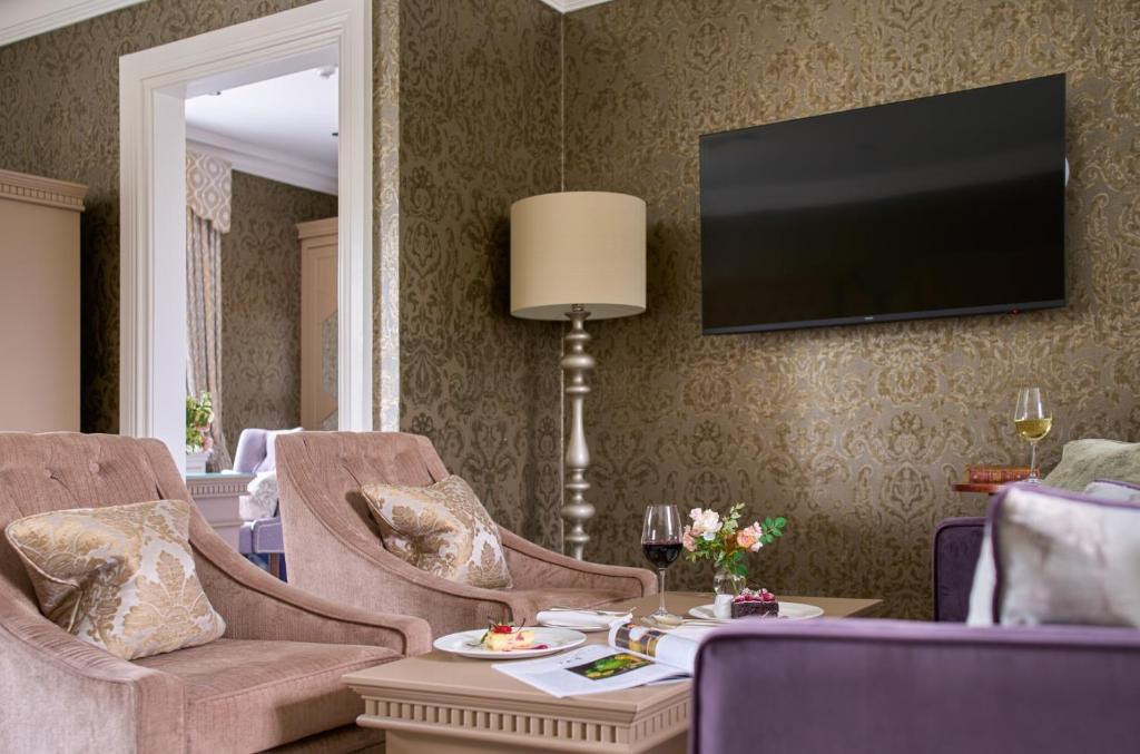 TV a/nebo společenská místnost v ubytování Dromoland Castle