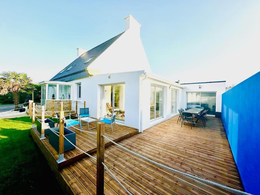 a house with a wooden deck in the yard at Maison néo-bretonne in Plouzané