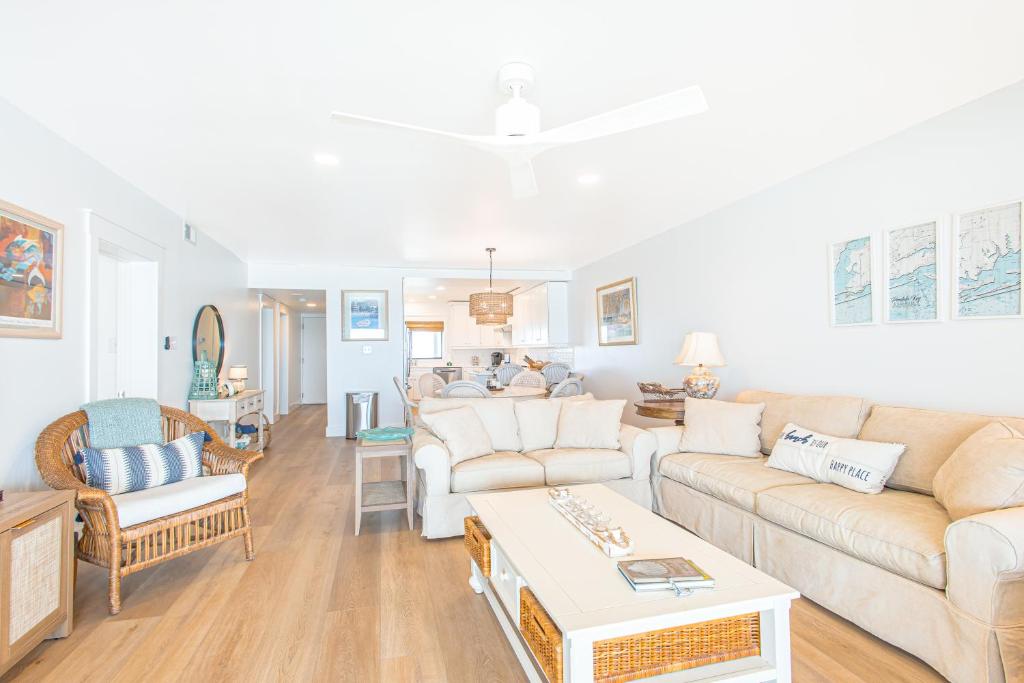 un salon avec des canapés et une table dans l'établissement Shipwatch 2B Gulf Front Condo - D603, à Perdido Key