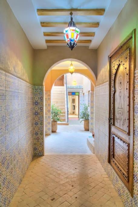 Postel nebo postele na pokoji v ubytování Luxe RIAD-privé-RIAD MIMI centre-ville