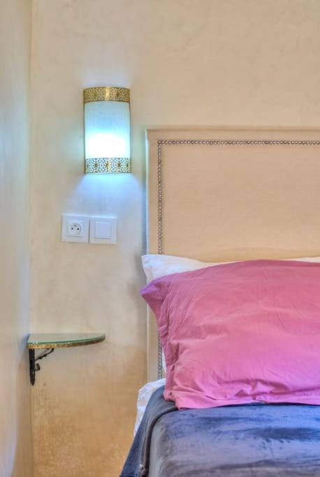 Postel nebo postele na pokoji v ubytování Luxe RIAD-privé-RIAD MIMI centre-ville