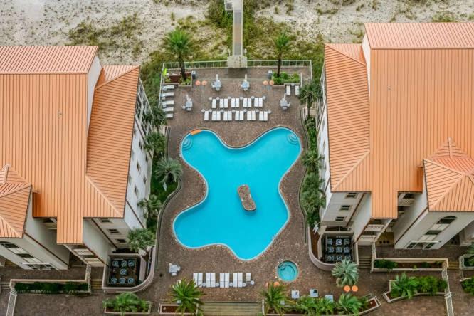 una vista aérea de una piscina en un complejo en Beach Club Gulf Front 3B Condo - 502, en Pensacola Beach