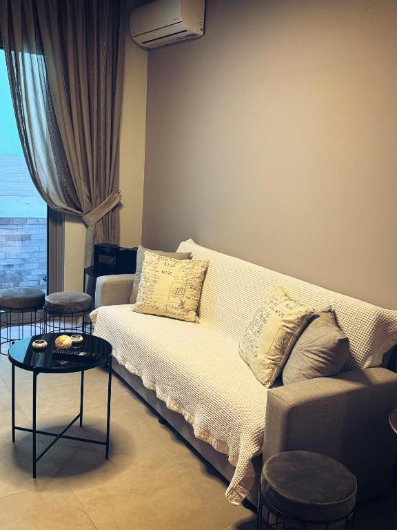 Minimal 2bd apartment in Thisio