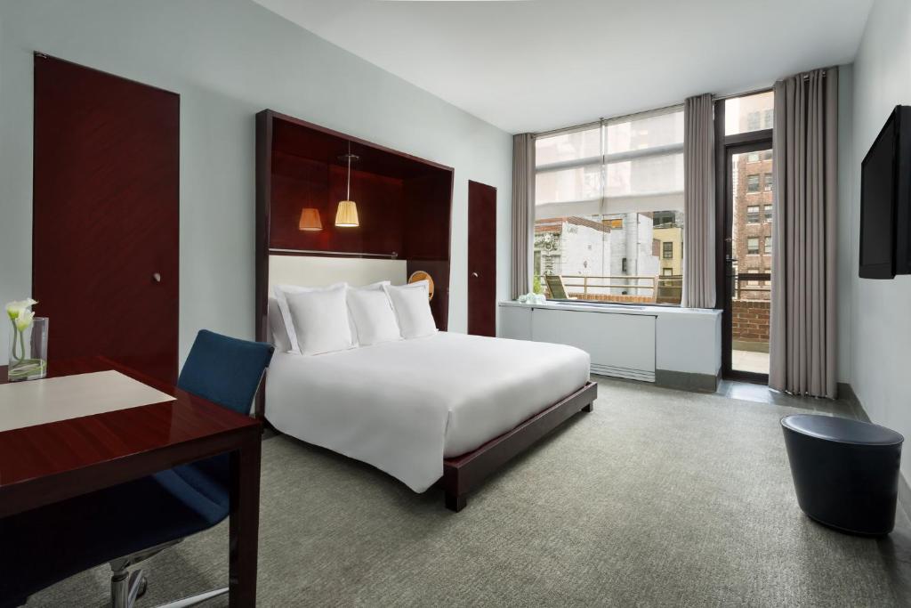 Royalton New York - Suite With Balcony