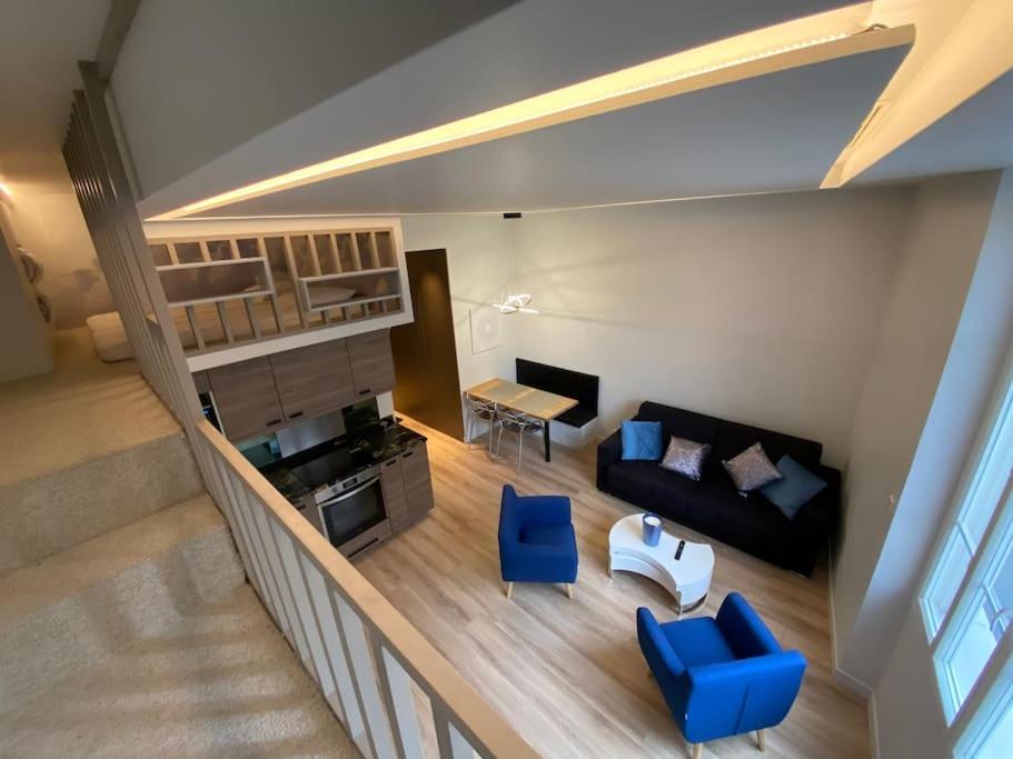 - un salon avec un canapé et des fauteuils bleus dans l'établissement Riviera Sky, appartement design centre Croisette, à Cannes