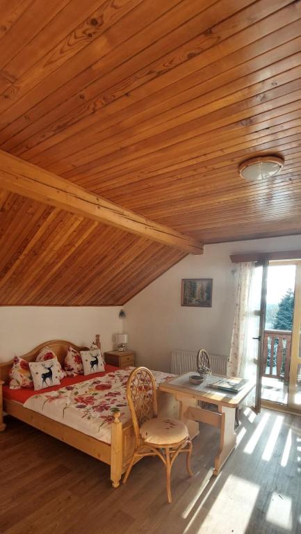 Postel nebo postele na pokoji v ubytování Ubytování v šumavském domě