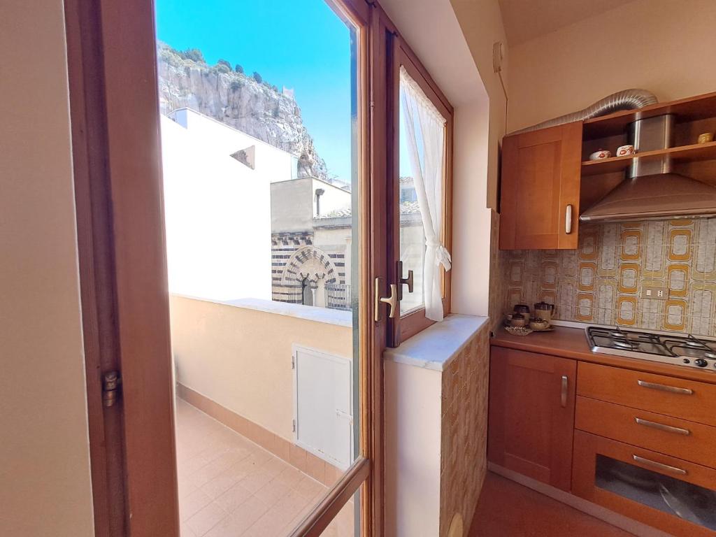 Kuchyňa alebo kuchynka v ubytovaní Mirèa Apartment by Casa in mente