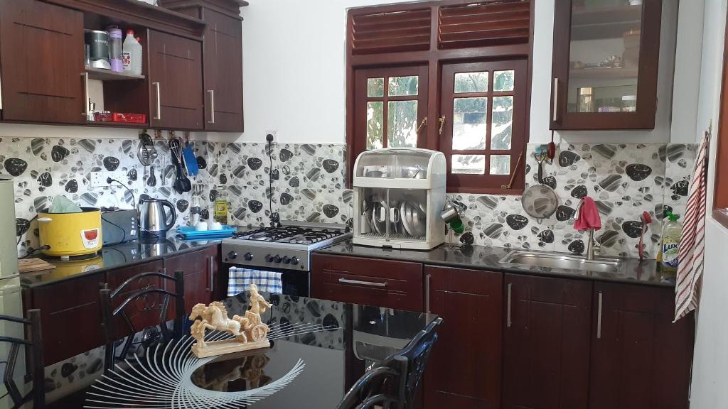 Kuchyň nebo kuchyňský kout v ubytování Jithu homestay Mirissa
