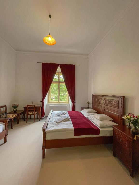 Postel nebo postele na pokoji v ubytování Hotel Klášter Želiv