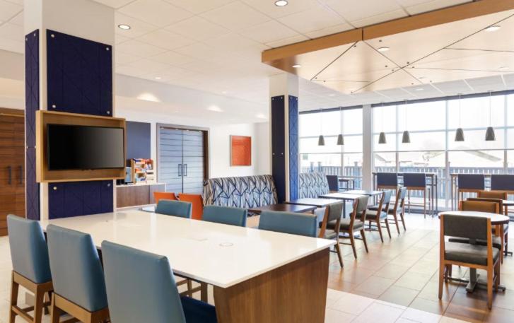 Holiday Inn Express & Suites Stevensville - Benton Harbor by IHG photo