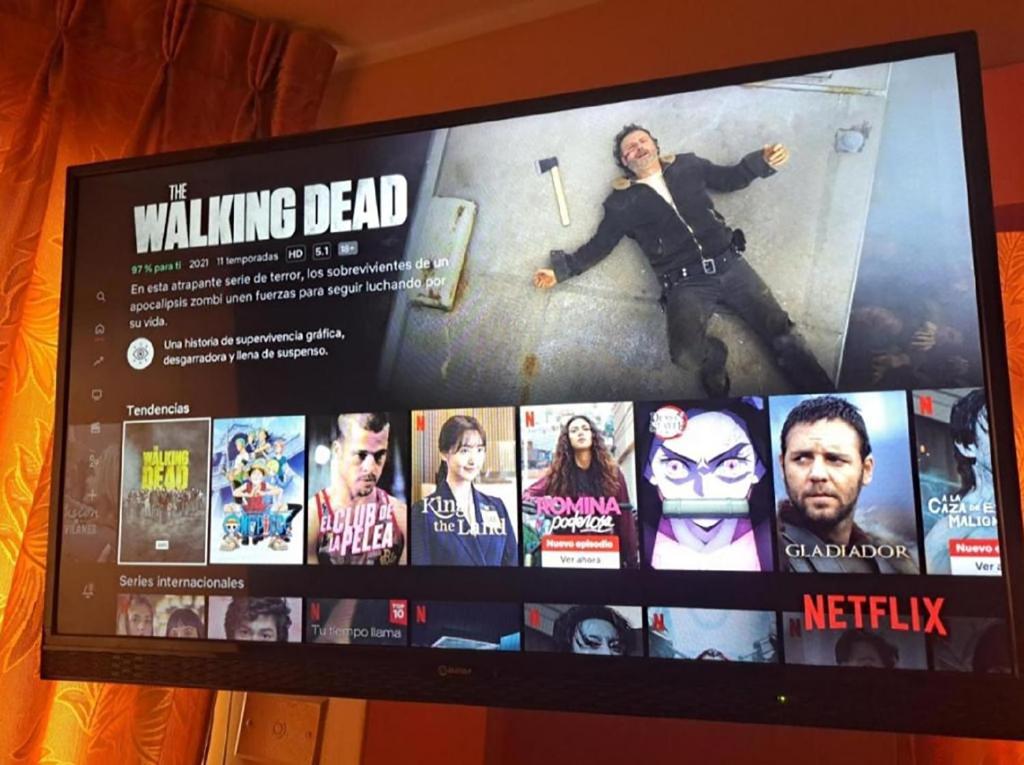 Una pantalla de televisión con una película. en Hospedaje Escorpio, en Lima
