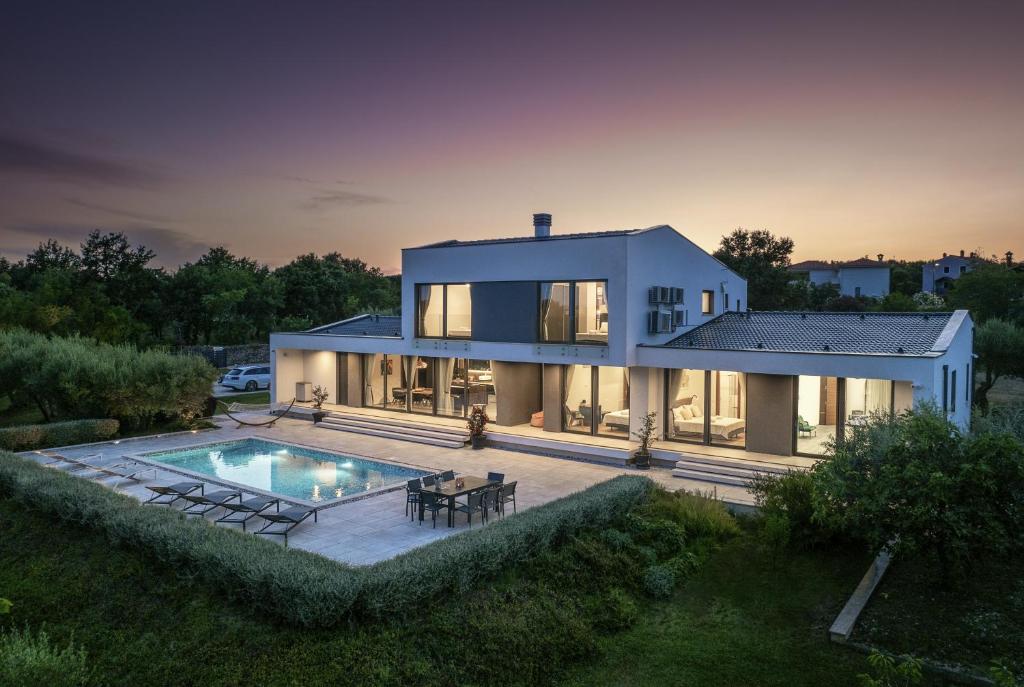 Bazén v ubytovaní Martincic residence - 5 stars luxury with pool heating on 4000m2 alebo v jeho blízkosti