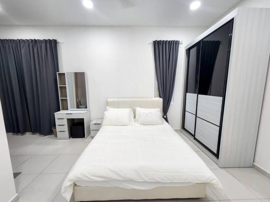 Postel nebo postele na pokoji v ubytování Desa Tebrau -- Poolside Paradise - 4BR4B - 12pax by Cowidea