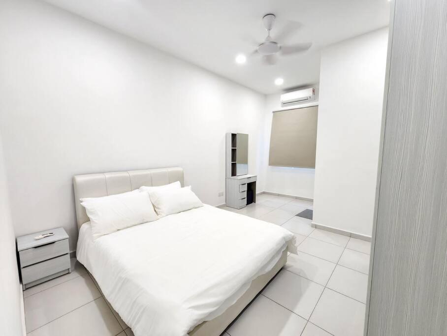 Postel nebo postele na pokoji v ubytování Desa Tebrau -- Poolside Paradise - 4BR4B - 12pax by Cowidea