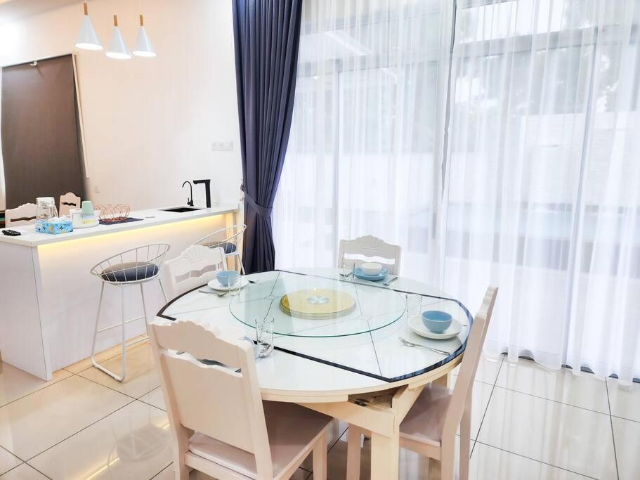Kuchyň nebo kuchyňský kout v ubytování Desa Tebrau -- Poolside Paradise - 4BR4B - 12pax by Cowidea