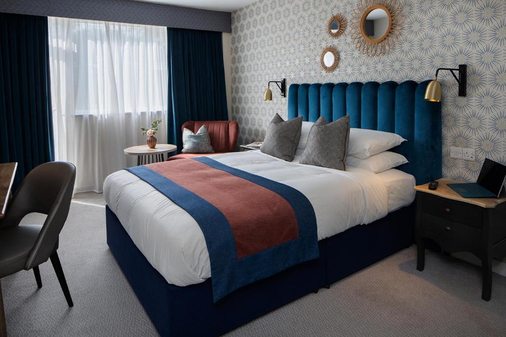 Ένα ή περισσότερα κρεβάτια σε δωμάτιο στο Queens Hotel &amp; Spa Bournemouth