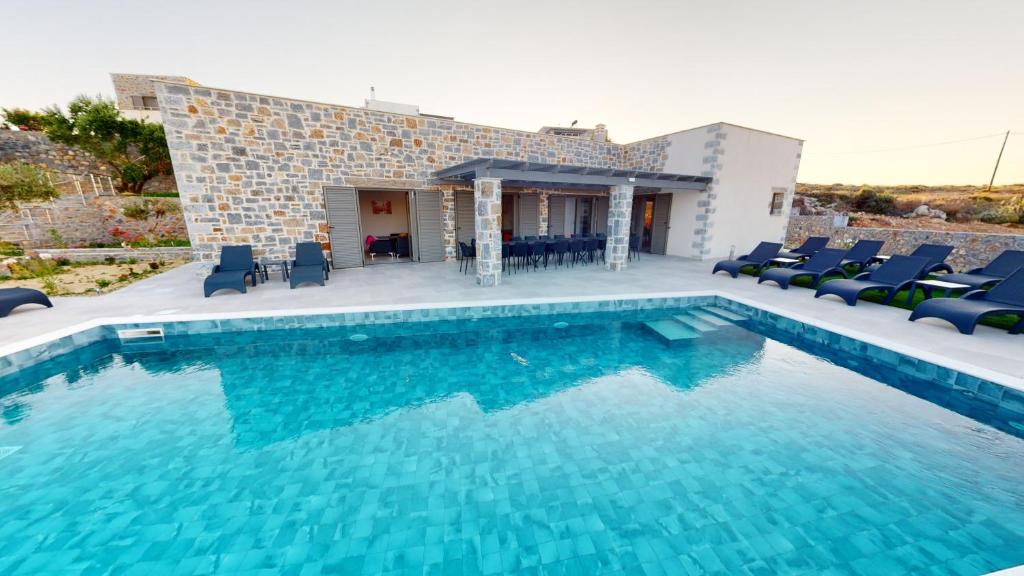 Bazén v ubytovaní Anna Luxury Villa by Cretevasion alebo v jeho blízkosti