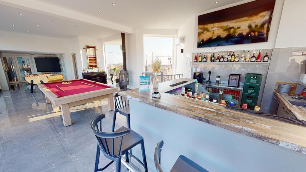 Televízia a/alebo spoločenská miestnosť v ubytovaní Anna Luxury Villa by Cretevasion