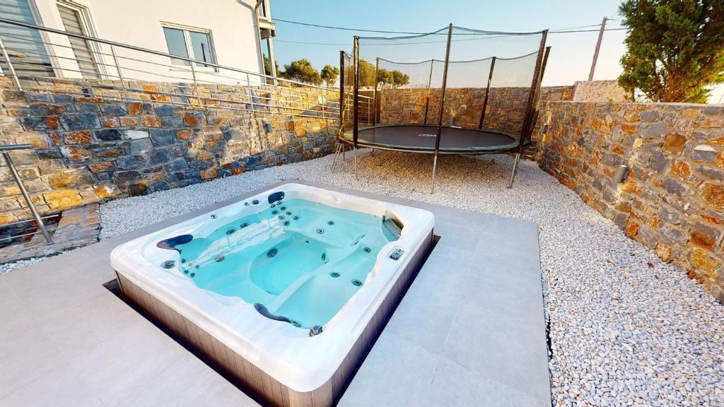 Bazén v ubytovaní Anna Luxury Villa by Cretevasion alebo v jeho blízkosti