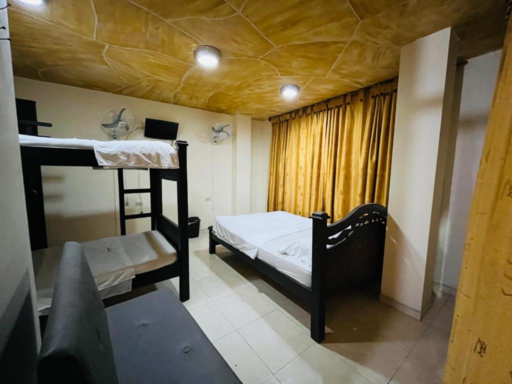 Uma cama ou camas num quarto em Merkezi Saray
