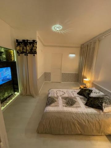 une chambre avec un lit et une grande fenêtre dans l'établissement Paradise T2 port et plage à pied avec parking, à Sanary-sur-Mer