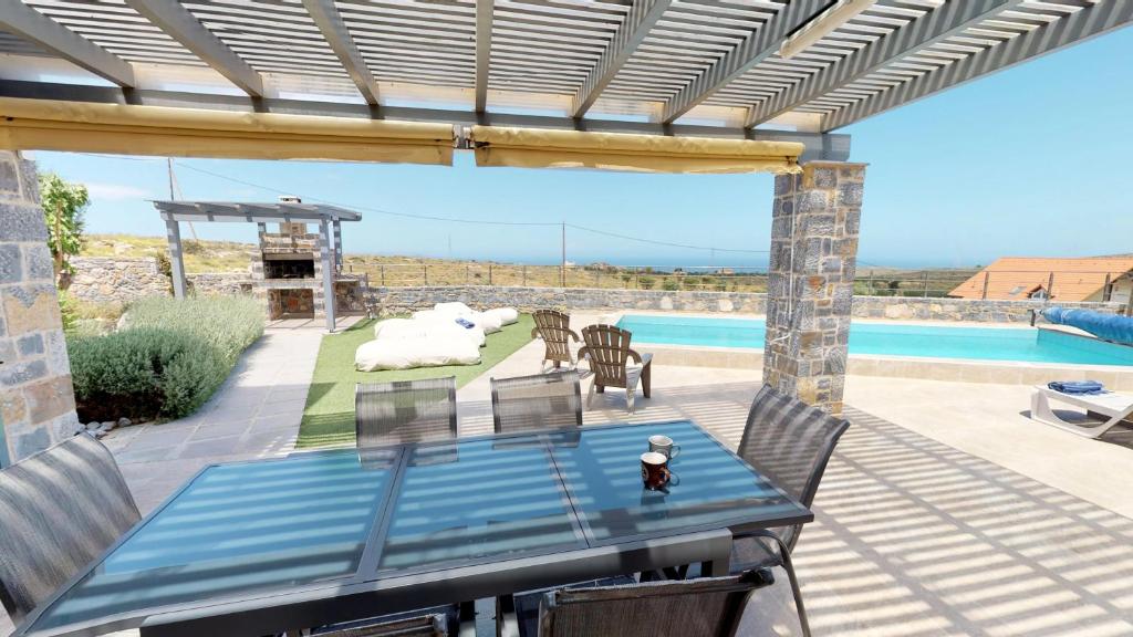 Bazén v ubytovaní Anna Luxury Villa by Cretevasion alebo v jeho blízkosti