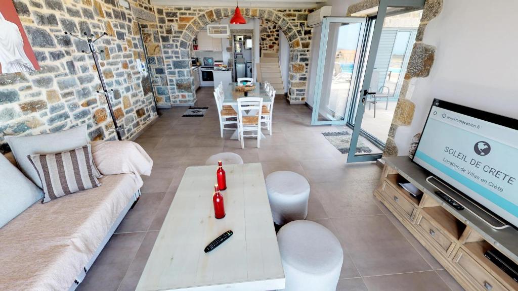 Televízia a/alebo spoločenská miestnosť v ubytovaní Anna Luxury Villa by Cretevasion
