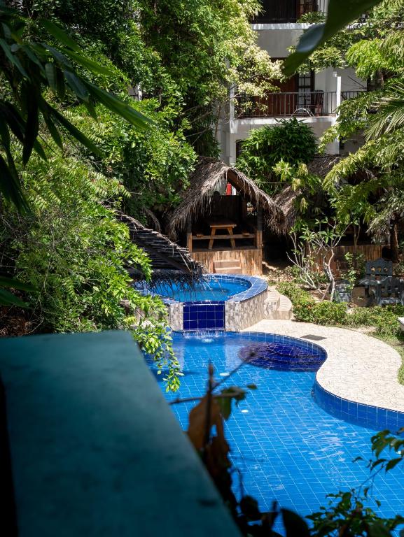 Bazén v ubytování Sundaras Sigiriya Jungles Caves Resort nebo v jeho okolí