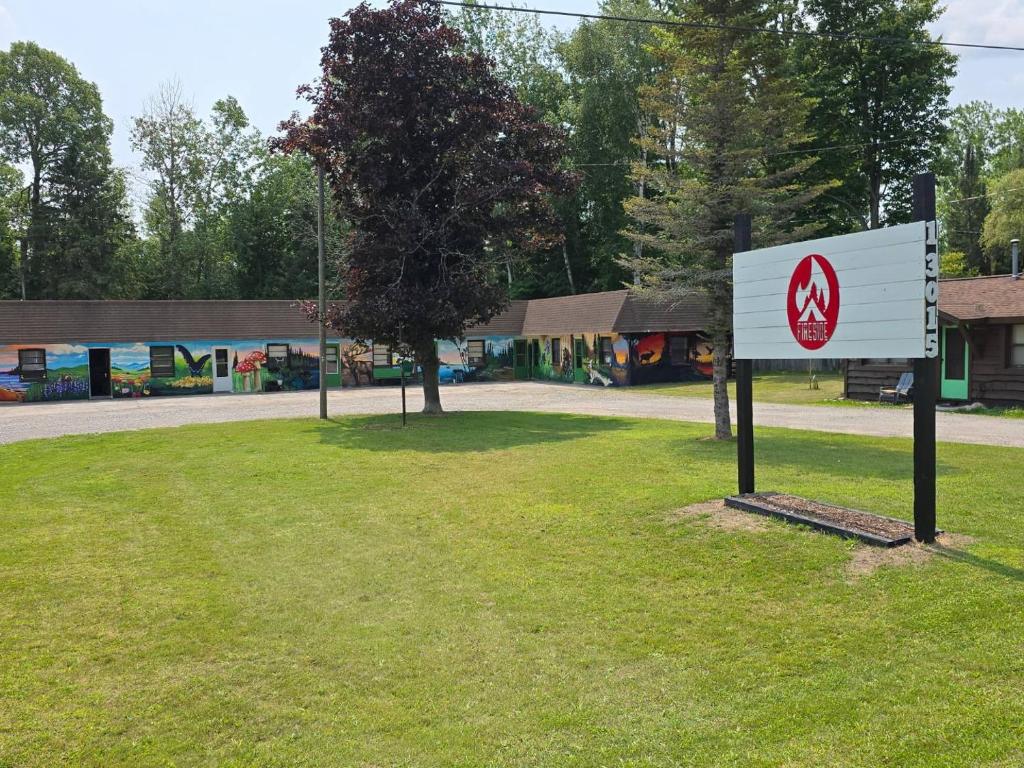 un cartello sull'erba vicino a una strada di Fireside Lodge a Atlanta