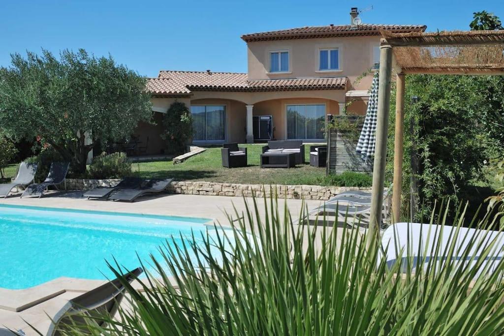 eine Villa mit Swimmingpool und ein Haus in der Unterkunft Aillan Hervé Villa piscine chauffée et son spa in Saint-Maurice-sur-Eygues