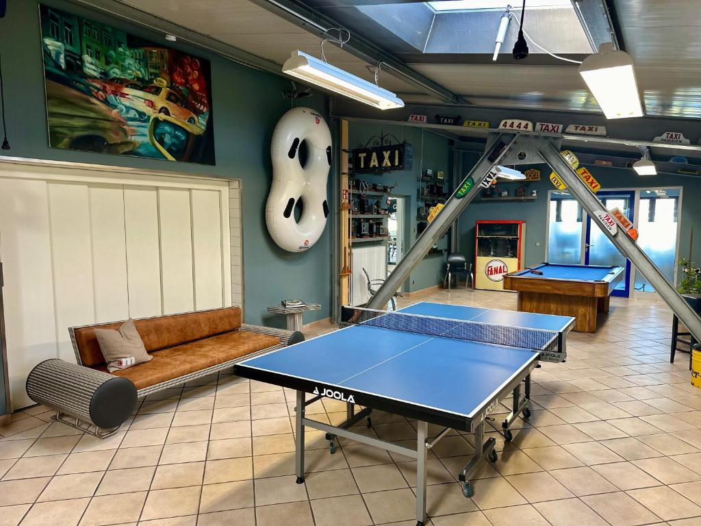 una sala da ping pong con tavolo da ping pong di muchhome LUXURY APARTMENTS - MuchLoft - Vintage Loft in Bad Tölz mit Freizeitlounge a Bad Tölz