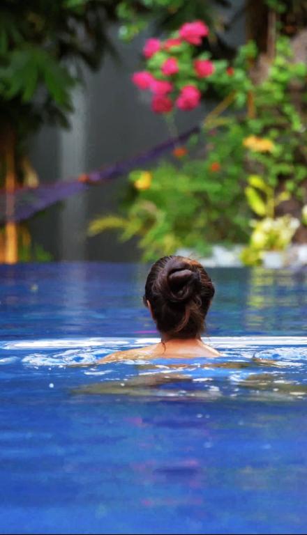 Bazén v ubytování Sundaras Sigiriya Jungles Caves Resort nebo v jeho okolí