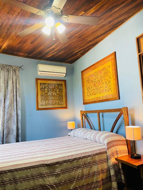 Postel nebo postele na pokoji v ubytování Hotel Boruca Tamarindo