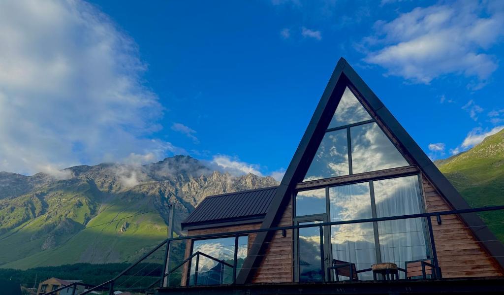Nespecifikovaný výhled na hory nebo výhled na hory při pohledu z hotelu
