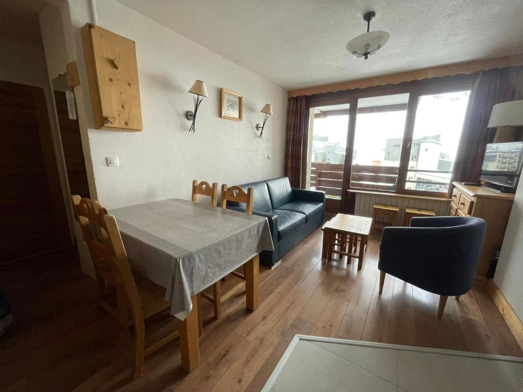 un salon avec une table et un canapé dans l'établissement Appartement rénové 2 pièces au pied des pistes - Exposé Sud-Ouest, balcon, animaux OK - FR-1-449-10, à Tignes