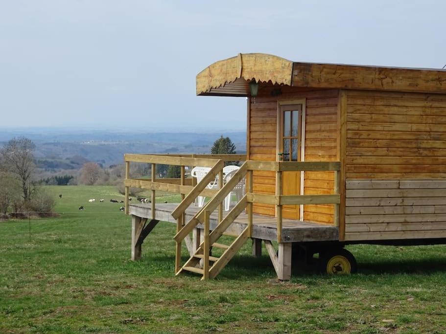 拉图多韦尔尼Belle roulotte de style chalet au coeur du Sancy的卡车后面的小木房子