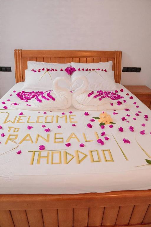 Postel nebo postele na pokoji v ubytování Rangali thoddoo Maldives