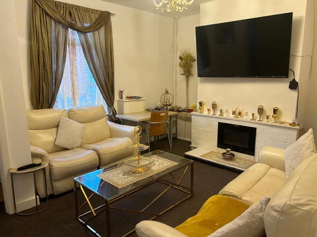 un soggiorno con mobili bianchi e TV a schermo piatto di Skyline Self Service a Leigh