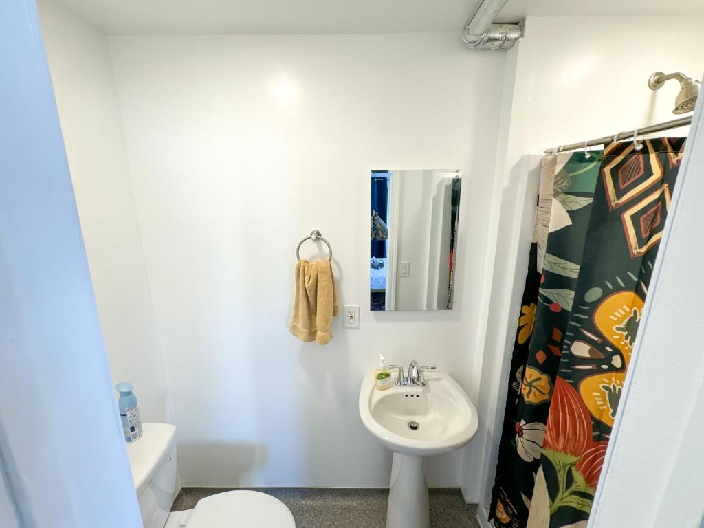 Koupelna v ubytování ITH San Diego Beach Bungalow Surf Hostel