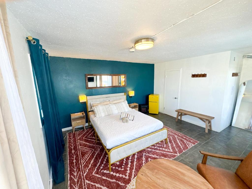 Postel nebo postele na pokoji v ubytování ITH San Diego Beach Bungalow Surf Hostel