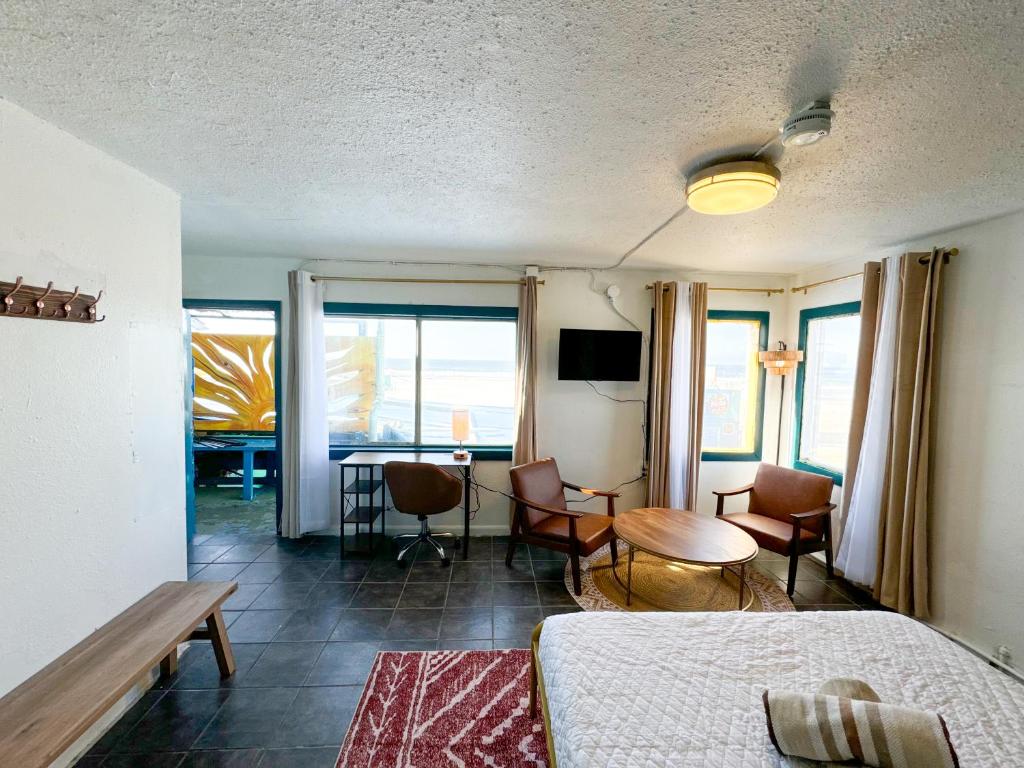 TV a/nebo společenská místnost v ubytování ITH San Diego Beach Bungalow Surf Hostel