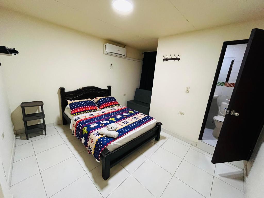 Uma cama ou camas num quarto em Merkezi Saray