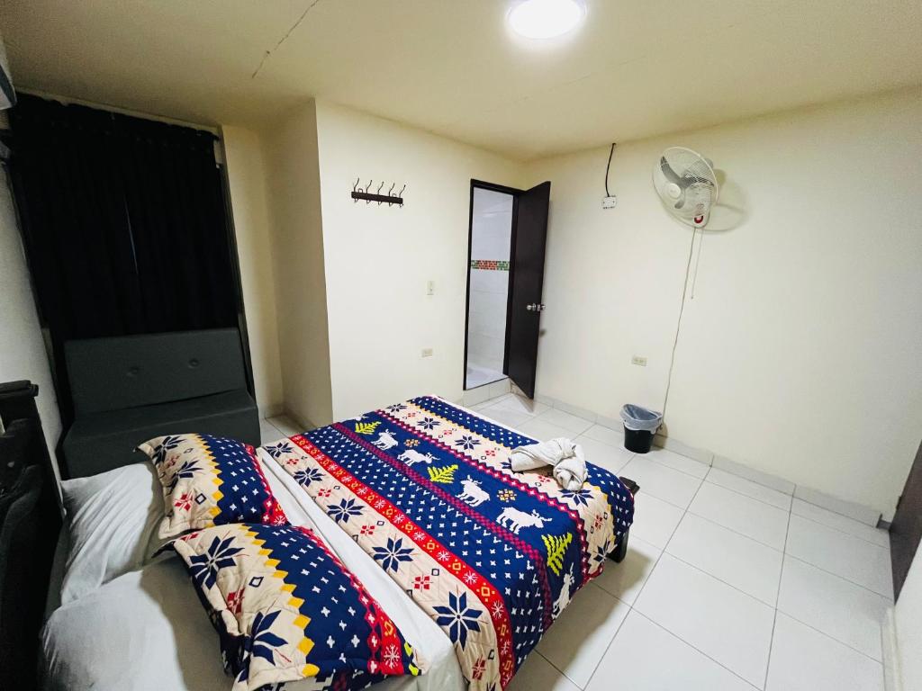 Uma cama ou camas num quarto em Merkezi Saray