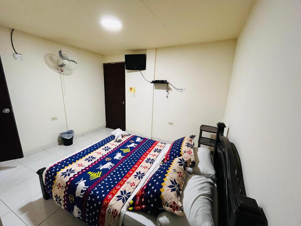 Uma cama ou camas num quarto em Merkezi Saray