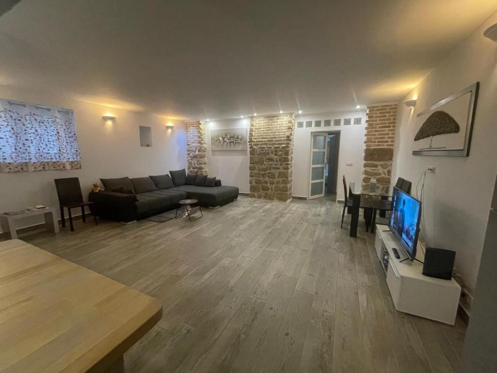 un salon avec un canapé et une télévision à écran plat dans l'établissement Appartement proche centre Colmar parking public gratuit, à Colmar