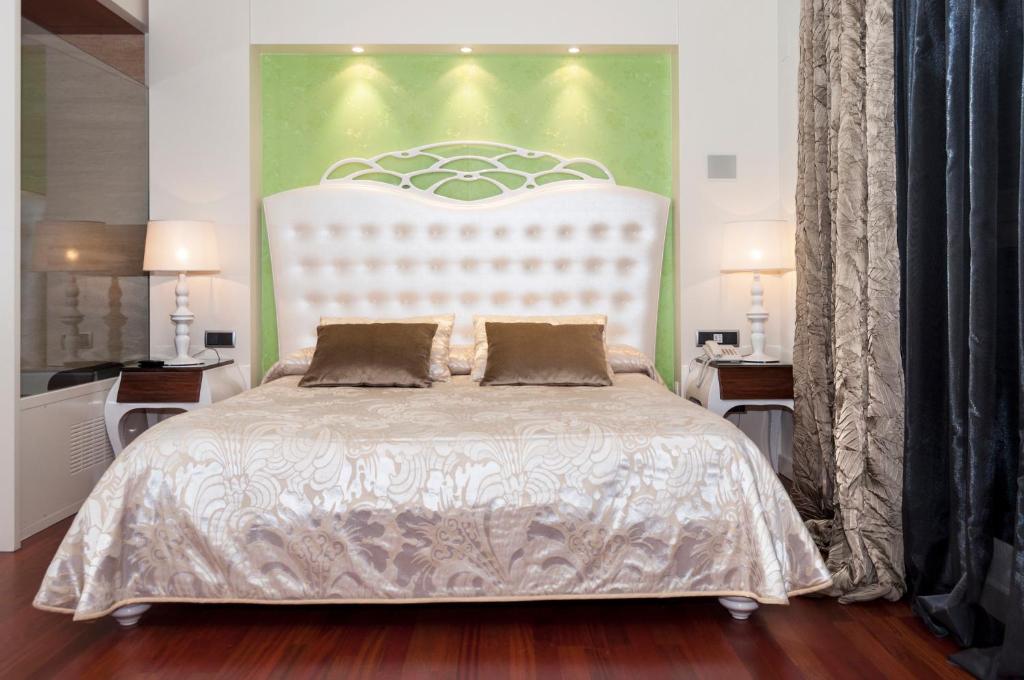 Säng eller sängar i ett rum på Escuderos Hotel Cruz