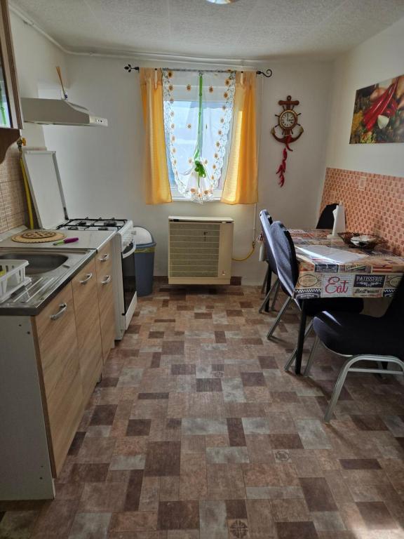 Kuchyňa alebo kuchynka v ubytovaní Nagyi Vendégház Kecskemét